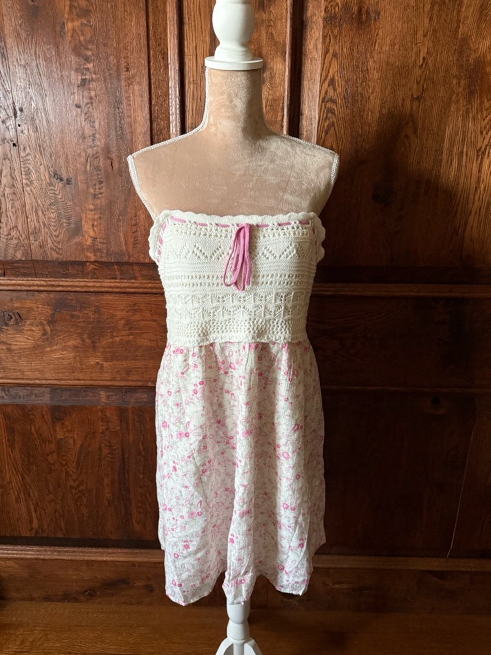 Hollister Cream Sundress with Soft Pink Floral.
NEW WITH TAGS. NEVER WORN.